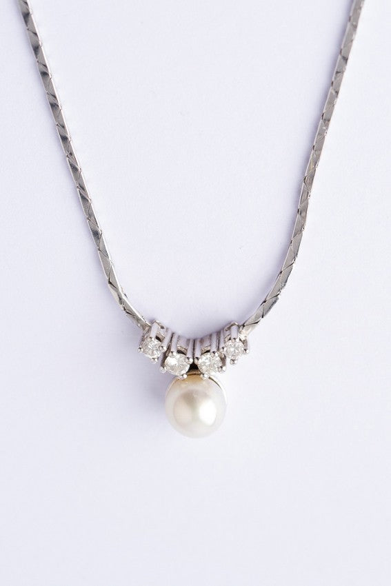 White gold pendant with pearl and 4 diamonds