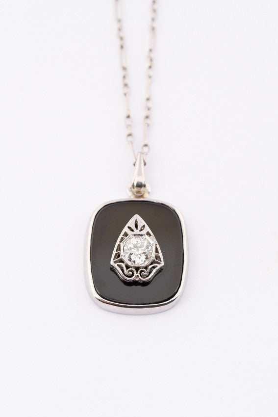 Wit gouden hanger met briljant en onyx