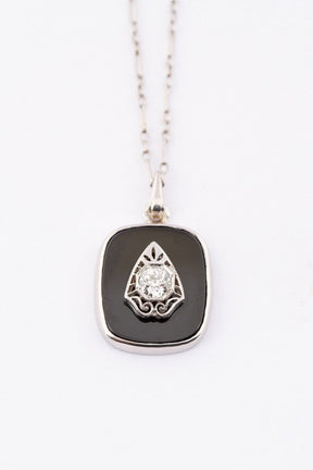 Wit gouden hanger met briljant en onyx