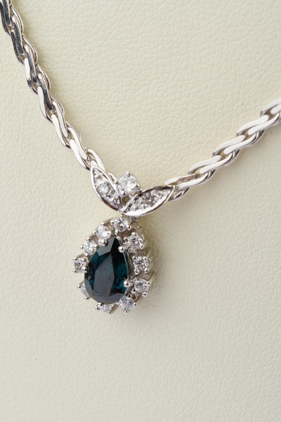 Wit gouden entourage hanger met saffier en briljanten