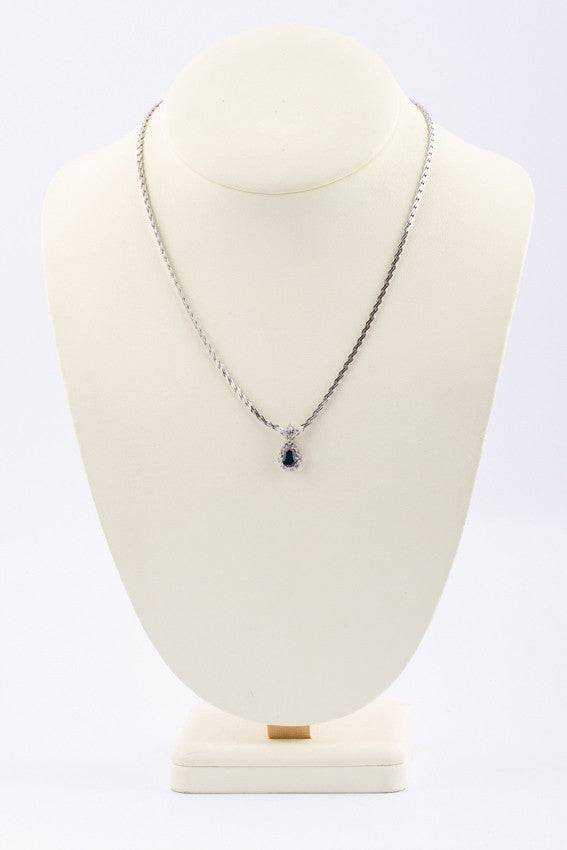 Wit gouden entourage hanger met saffier en briljanten