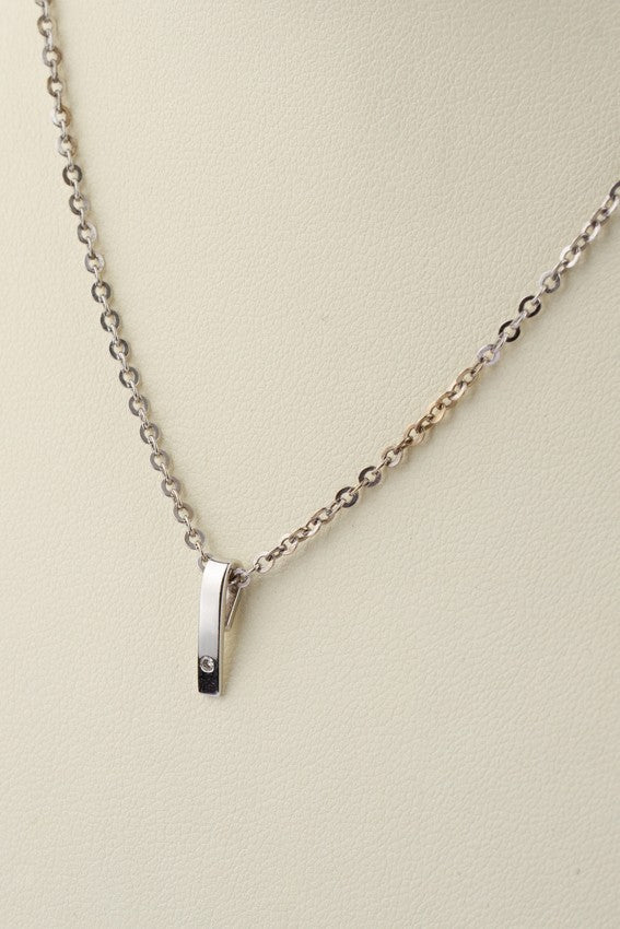 Wit gouden hanger met een briljant aan wit gouden collier