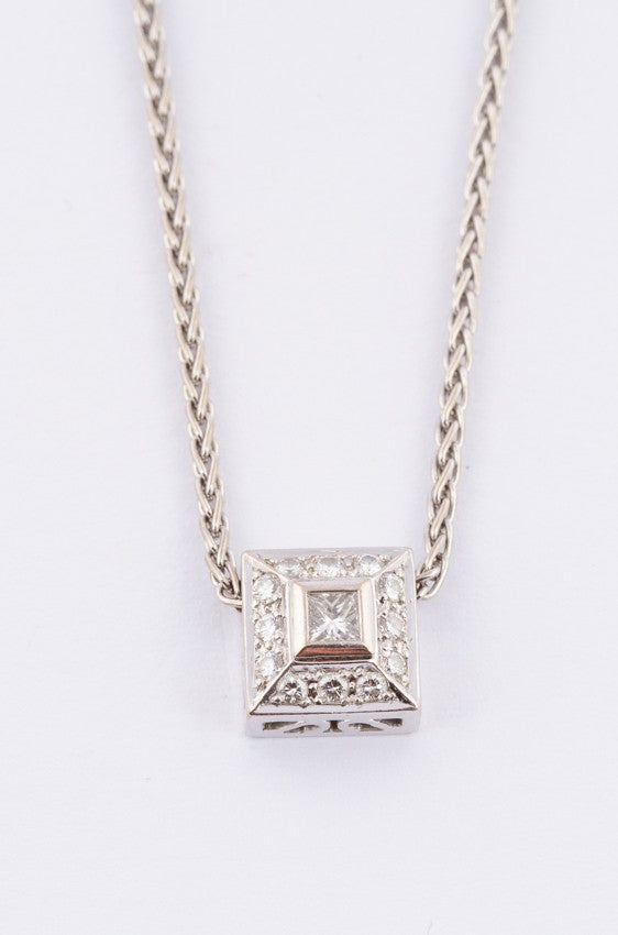White gold entourage pendant with princess and round cut brilliant