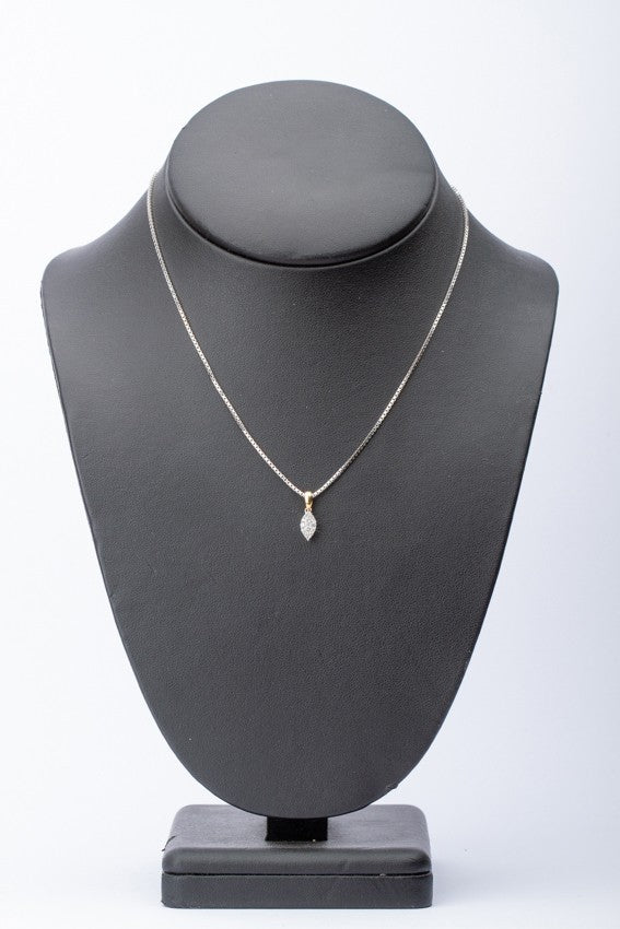 White/yellow gold pendant with 14 diamonds on a white gold necklace