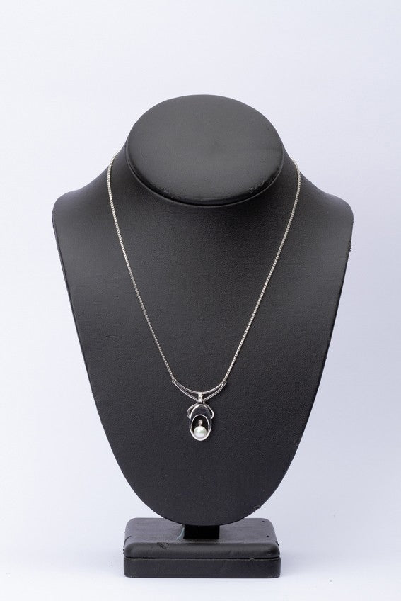 Wit gouden hanger met cultivé parel en briljanten