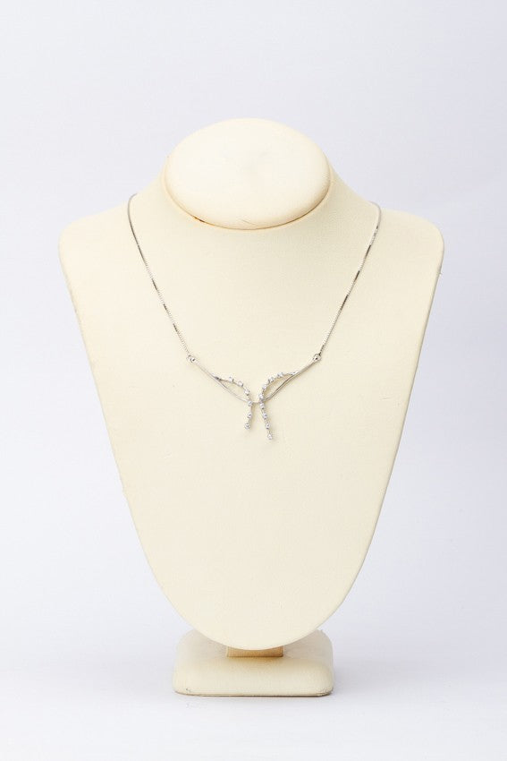 White gold necklace with 14 diamonds