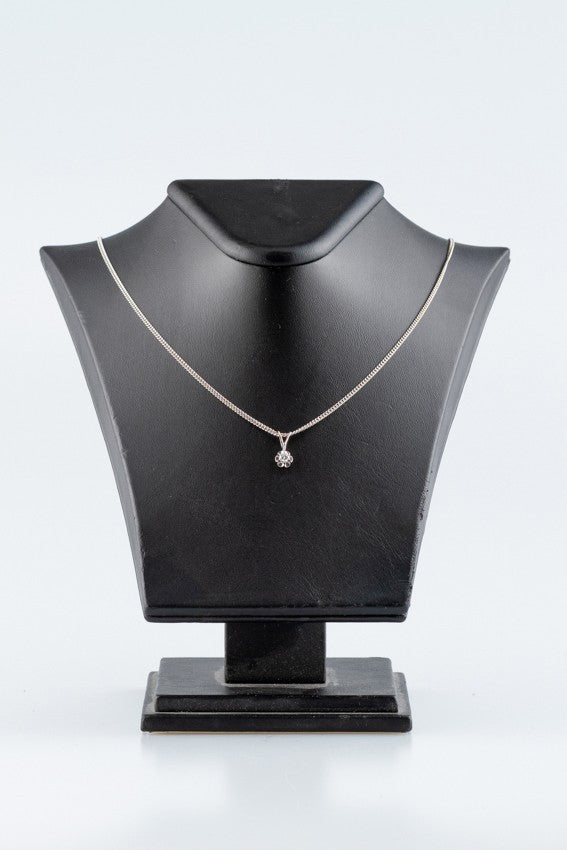 White gold solitaire pendant with a brilliant