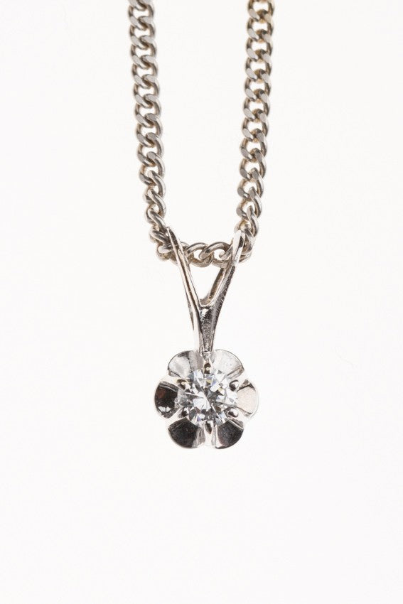 White gold solitaire pendant with a brilliant