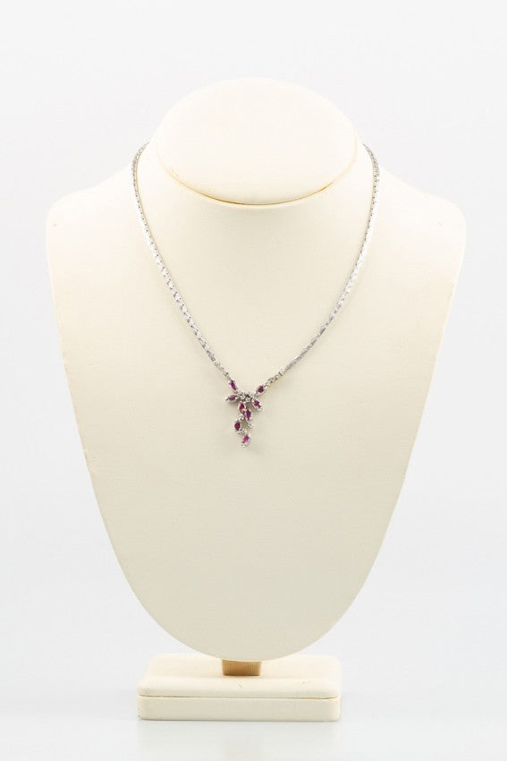 Wit gouden choker met briljanten en robijnen.