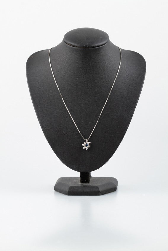 White gold pendant with sapphire and diamonds on a white gold Venetian necklace