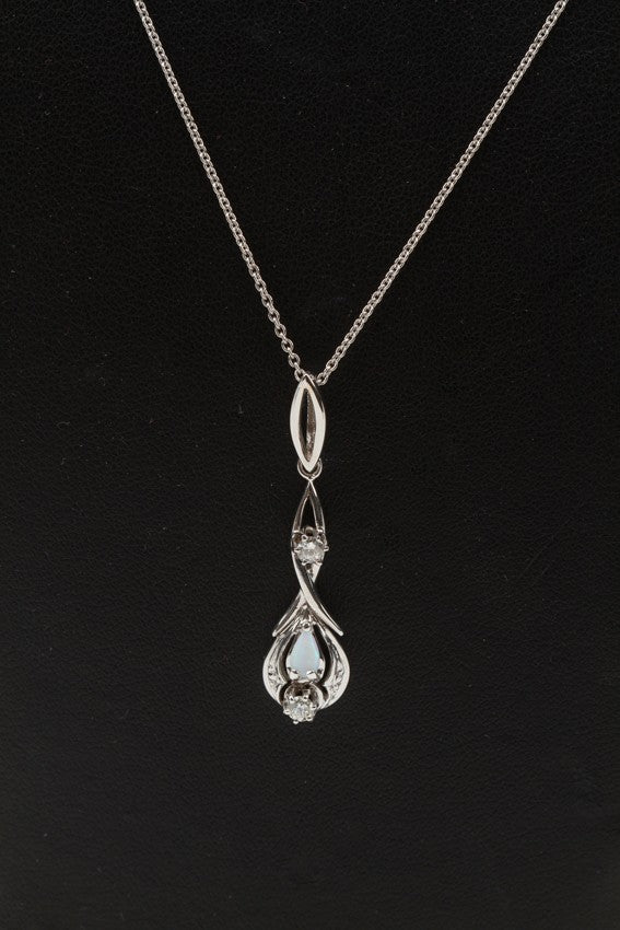 Wit gouden hanger met een melk opaal en 2 briljanten