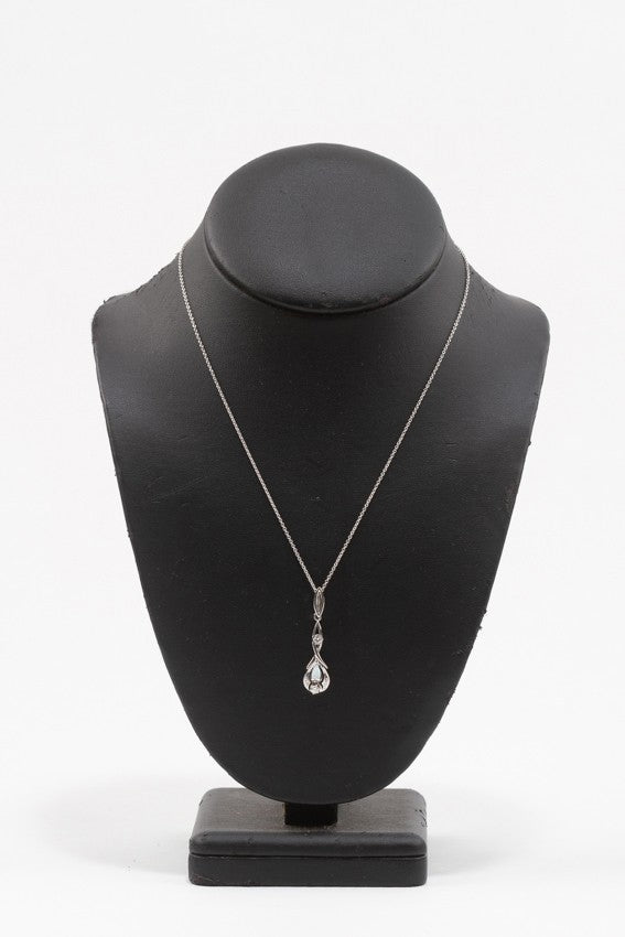 Wit gouden hanger met een melk opaal en 2 briljanten