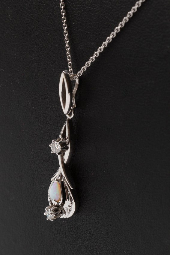 Wit gouden hanger met een melk opaal en 2 briljanten