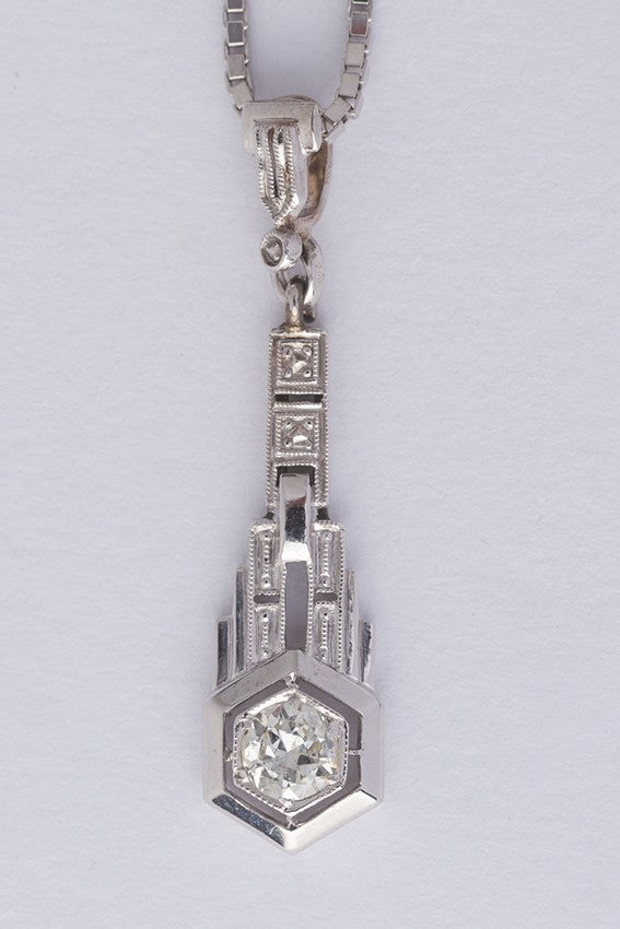 Antieke Art Deco hanger met een briljant