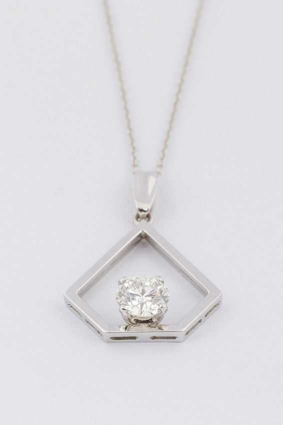 White gold pendant with a brilliant
