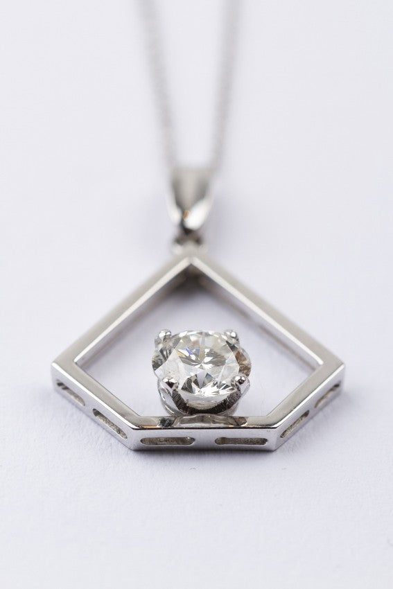 White gold pendant with a brilliant