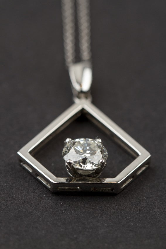 White gold pendant with a brilliant