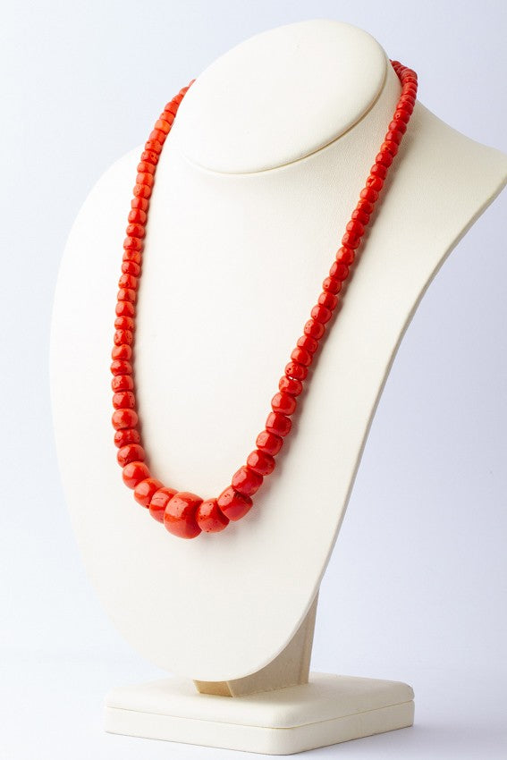 Antiek bloedkoralen collier aan antieke sluiting