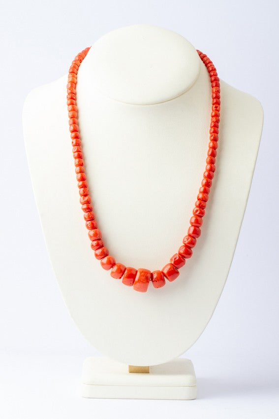 Antiek bloedkoralen collier aan antieke sluiting