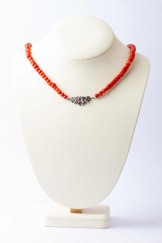 Antiek bloedkoralen collier aan antieke sluiting