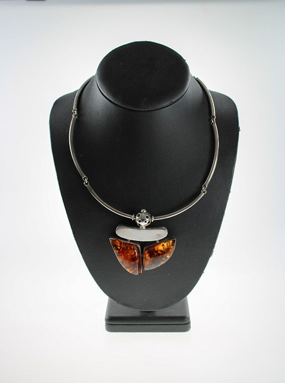 Silver coillier with amber