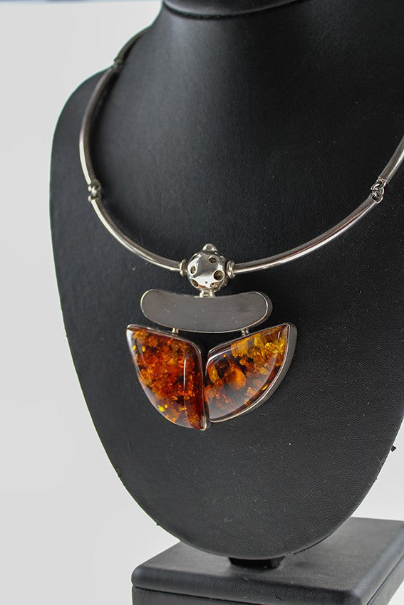 Silver coillier with amber