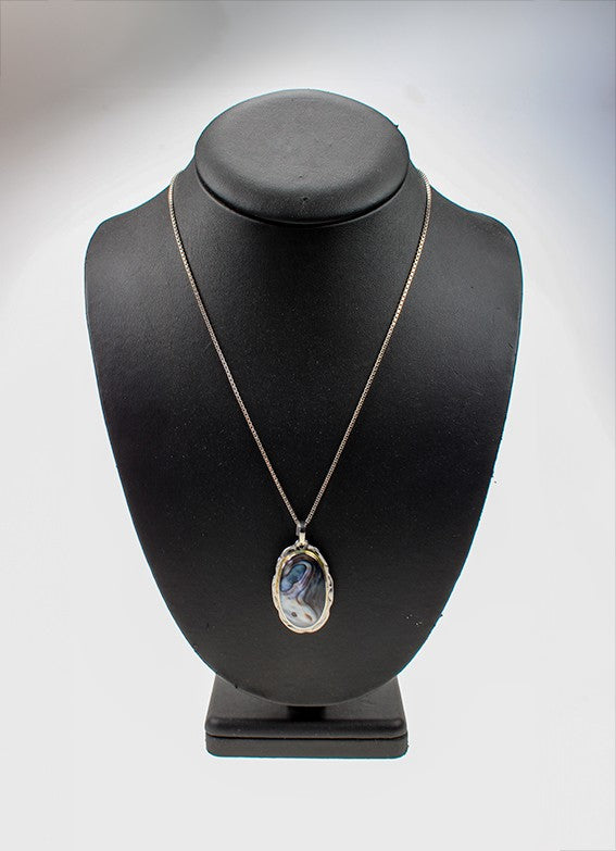 Zilveren collier met parelmoer