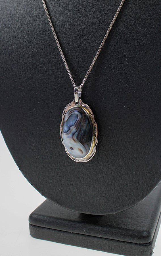 Zilveren collier met parelmoer