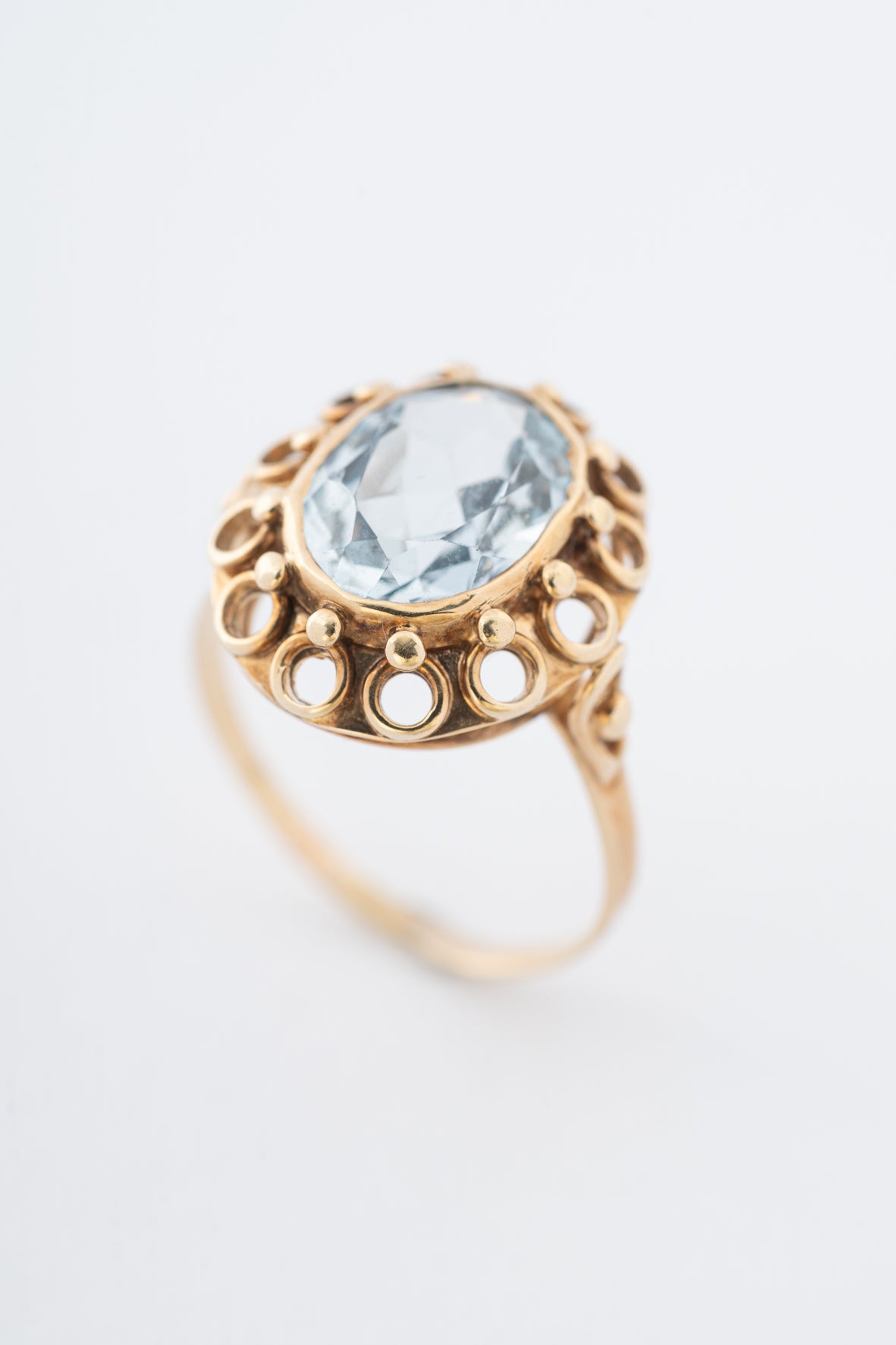 Yellow gold ring with synth. spinel