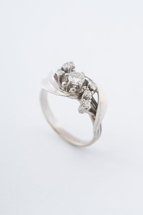 Wit gouden ring met een briljant en 6 diamanten