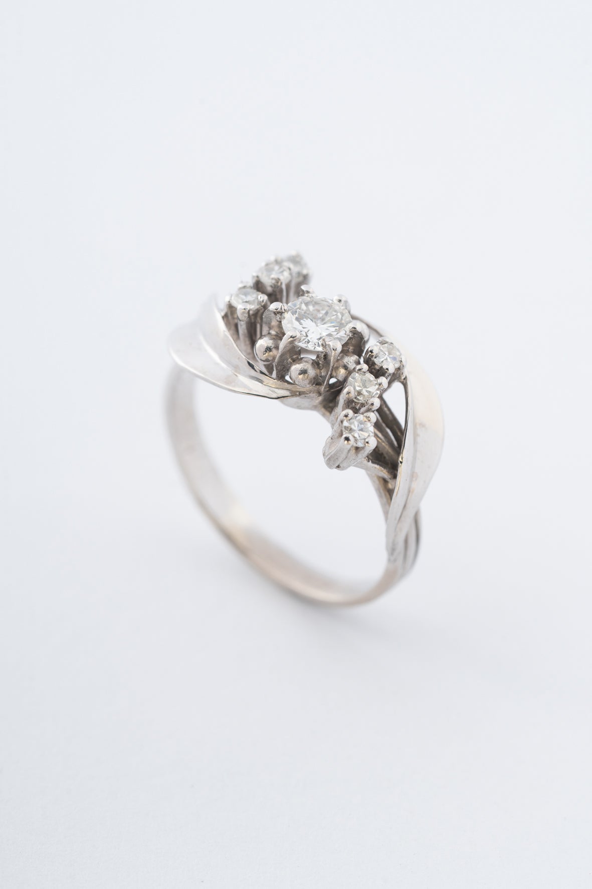 Wit gouden ring met een briljant en 6 diamanten