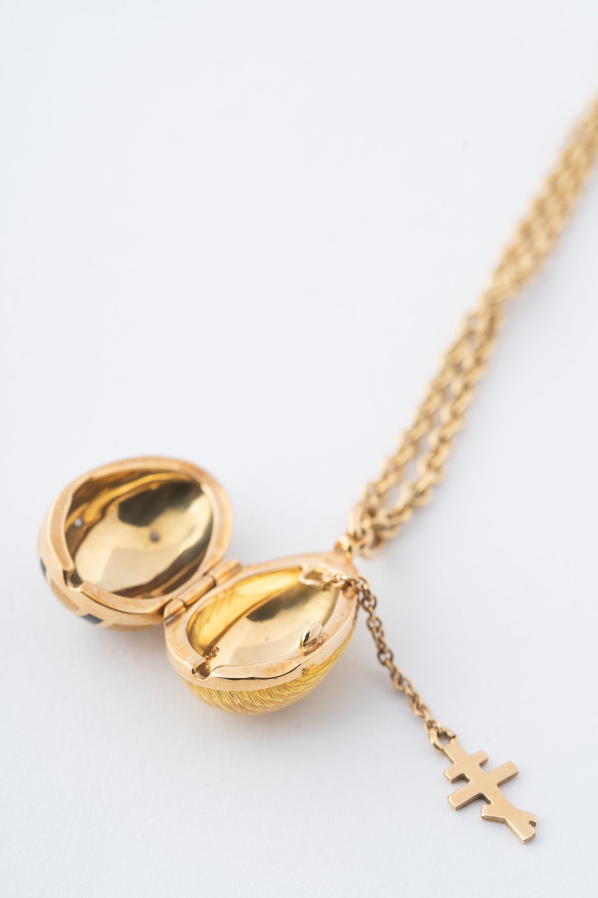 Yellow gold egg with brilliants on a yellow gold anchor chain, Fabergé