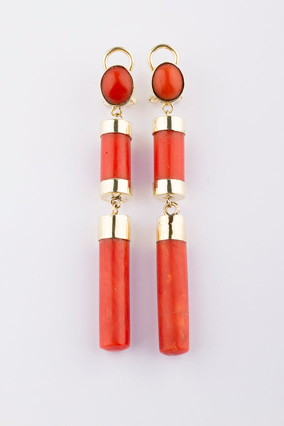 Lange oorhangers met bloedkoraal