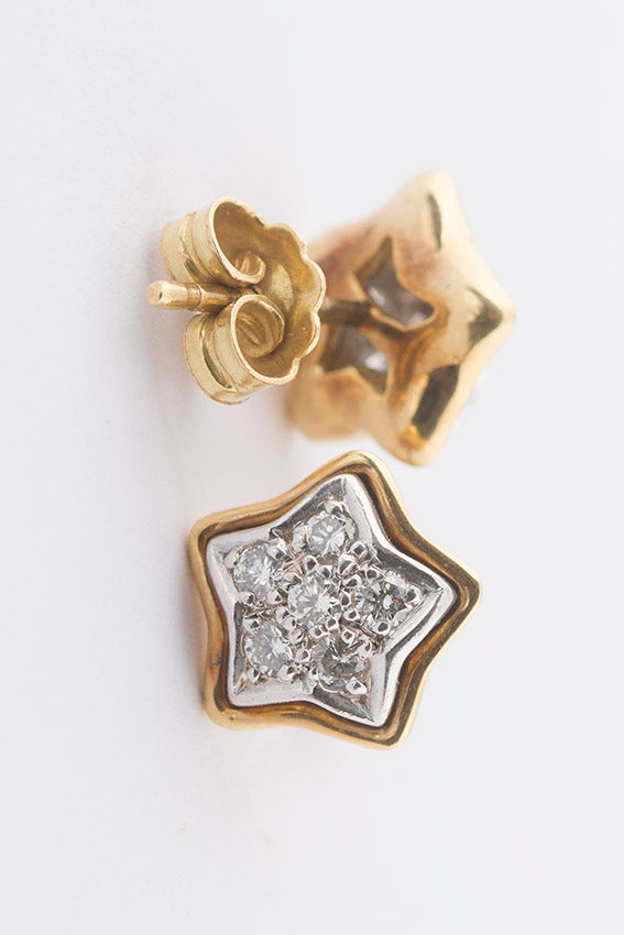 Gouden ster oorknoppen met briljant