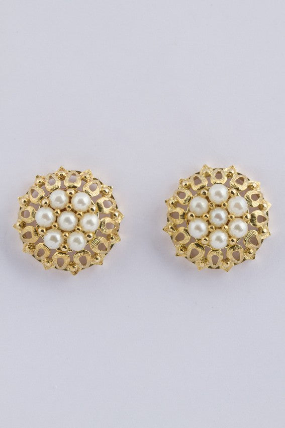 Gold earrings with pearls