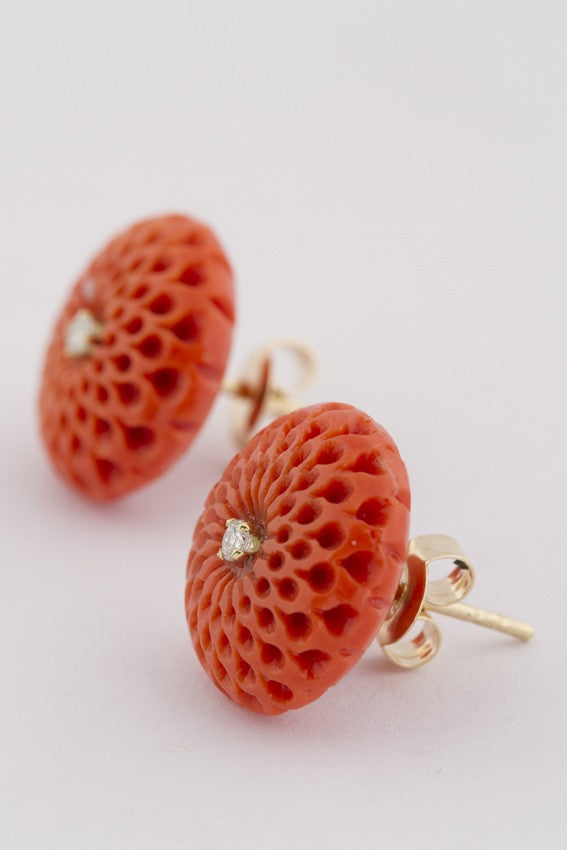 Gouden oorknoppen met bloedkoraal en briljant