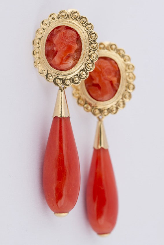 Gouden oorhangers met bloedkoraal