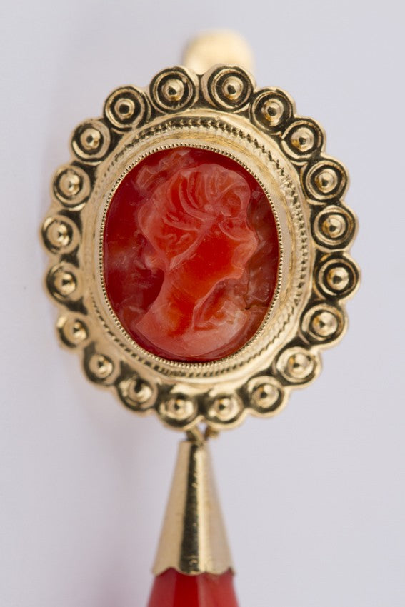 Gouden oorhangers met bloedkoraal