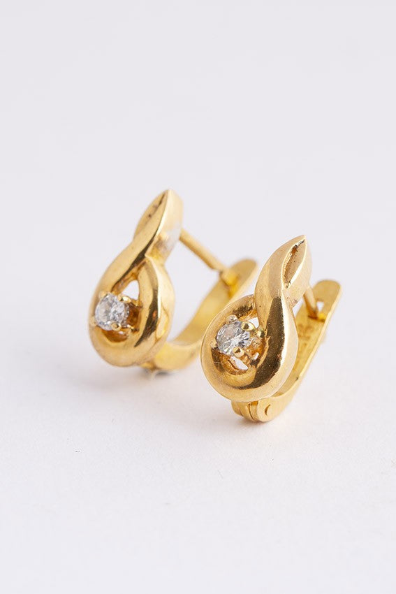 20 carat gold earrings, each with a brilliant