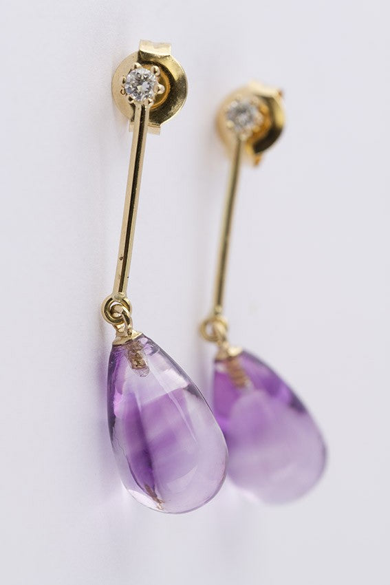 Gouden oorhangers met briljant en briolet amethist.