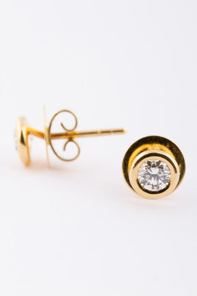 Gold solitaire earrings with brilliant