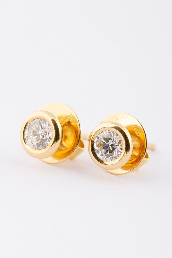 Gold solitaire earrings with brilliant