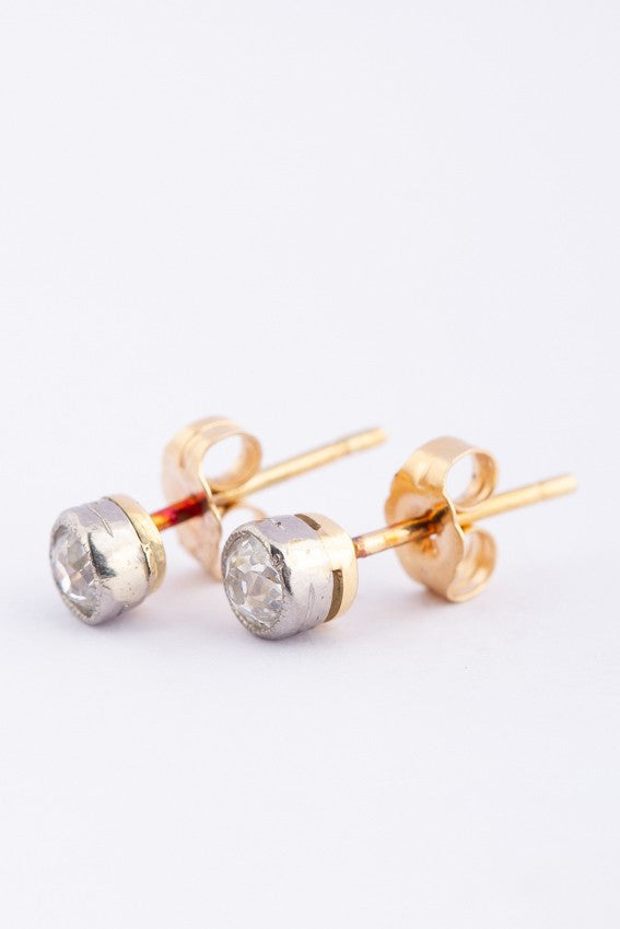 Gouden solitair oorknoppen met oud slijpsel diamant