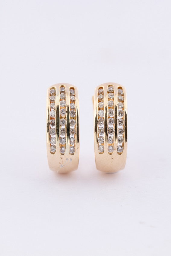 Gouden oorknoppen met in elk 24 briljanten