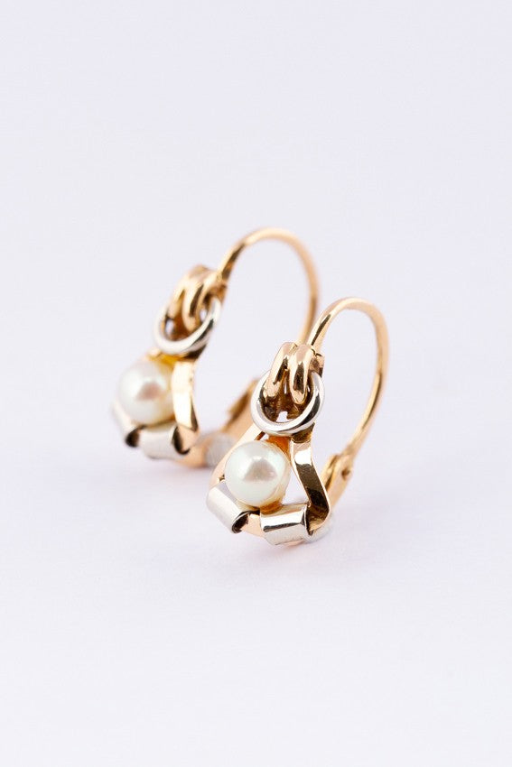 Antique gold earrings with pearl.