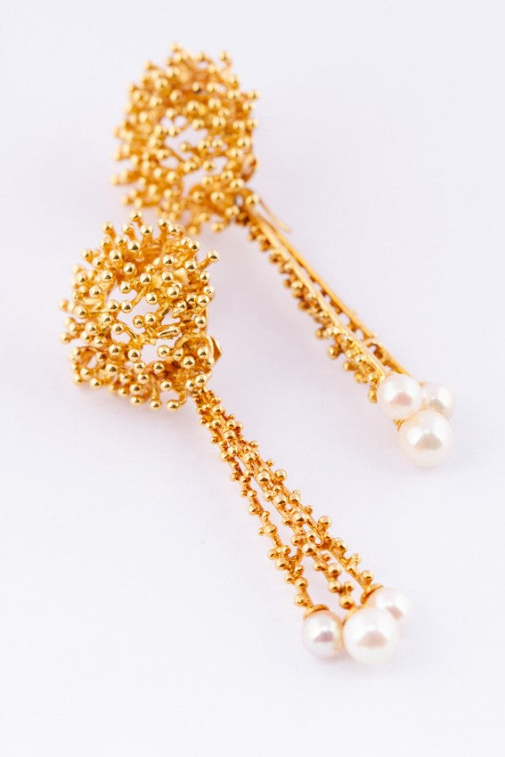 Gouden oorhangers met cultivé parels.