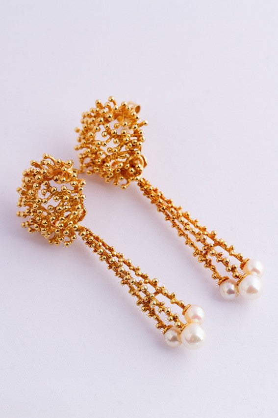 Gouden oorhangers met cultivé parels.