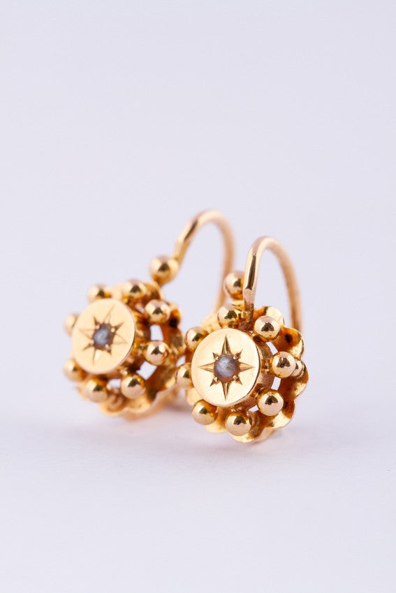 Gold antique earrings with pearl.