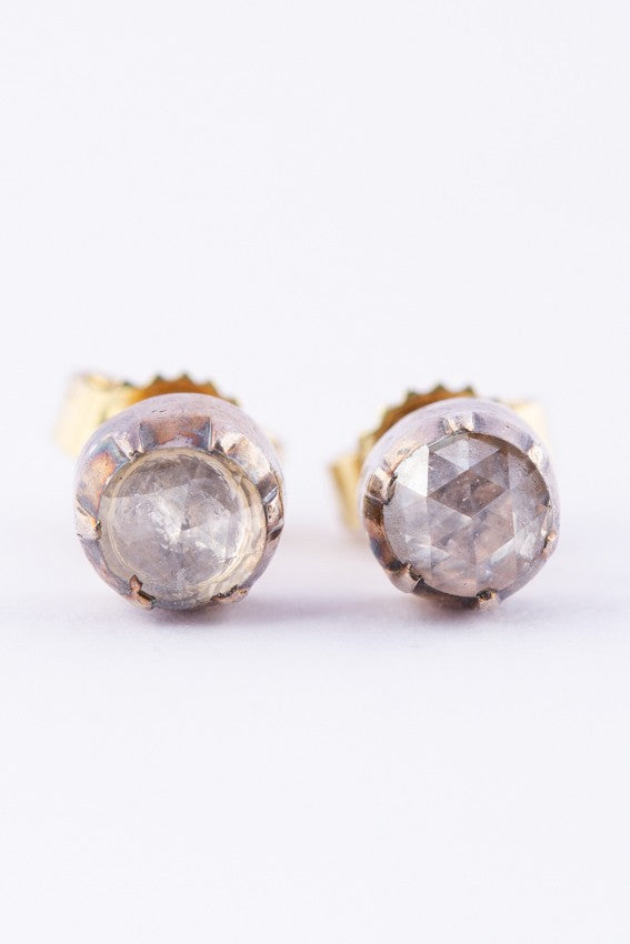 Antieke gouden solitair oorstekers met roos geslepen diamanten.