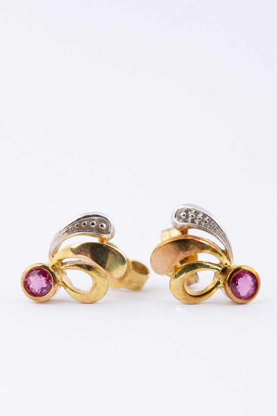 Oorknoppen met in elk een robijn